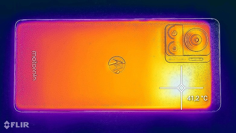 FLIR camera shows the thermal image of the Motorola Edge 30 Ultra