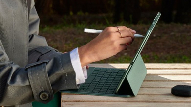 Le OnePlus avec clavier et stylet.