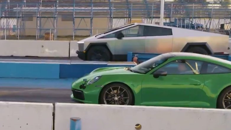 Tesla Cybertruck und 911 Porsche stehen an der Startlinie zum 1/4 Meilen-Rennen.