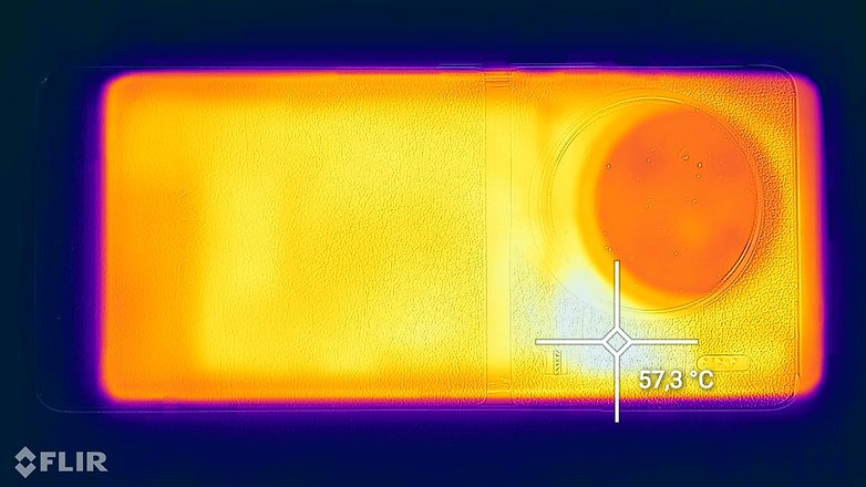 Vivo X90 Pro+ thermal imaging under full load displaying 57,3 degrees Celsius in one spot
