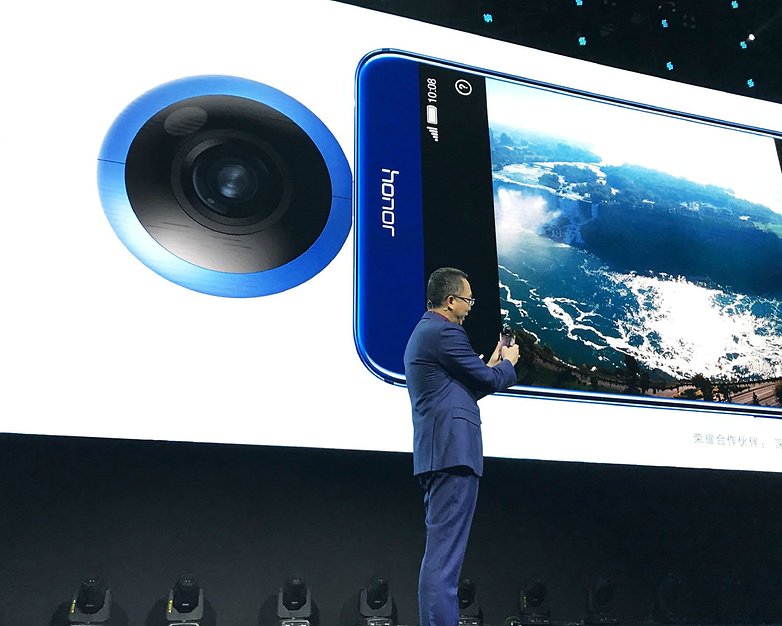 ming zhao holds honor vr camera