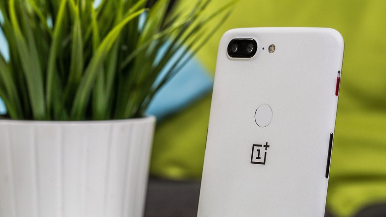 AndroidPIT oneplus 5t sandstone backcloseup