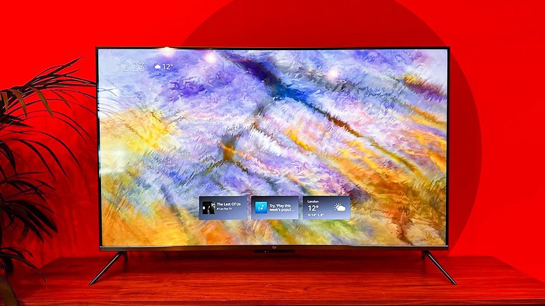 Amazon Fire TV Omni QLED auf einem Sideboard