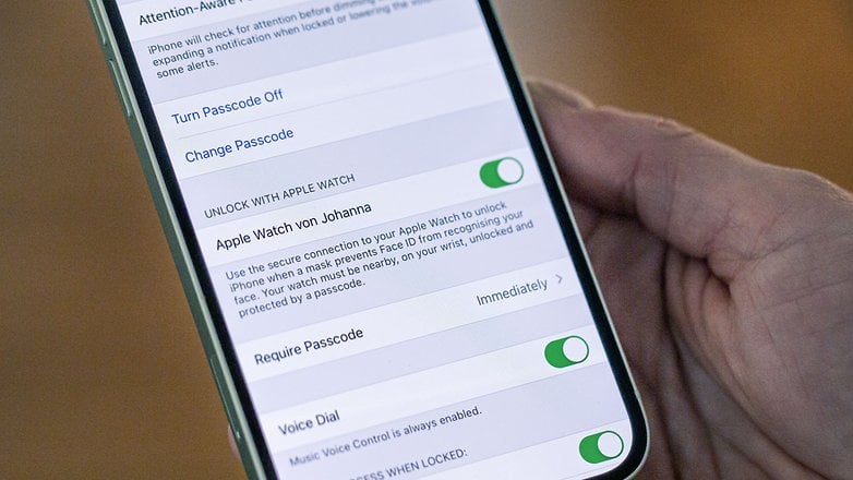NextPit membuka kunci iphone dengan jam tangan epal dekat