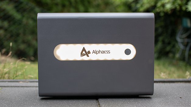 AlphaESS Vitapower-Speicher mit einer Lichtleiste auf einer grauen Oberfläche.