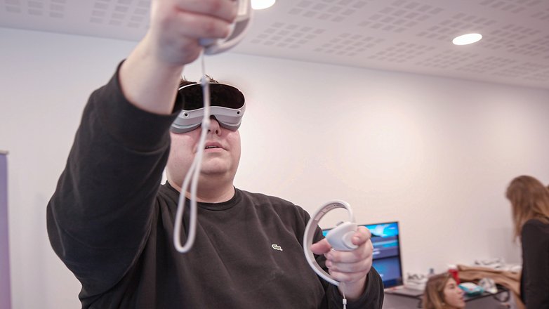 NextPIt's editor wearing the Pico 4 - a Mixed Reality headset