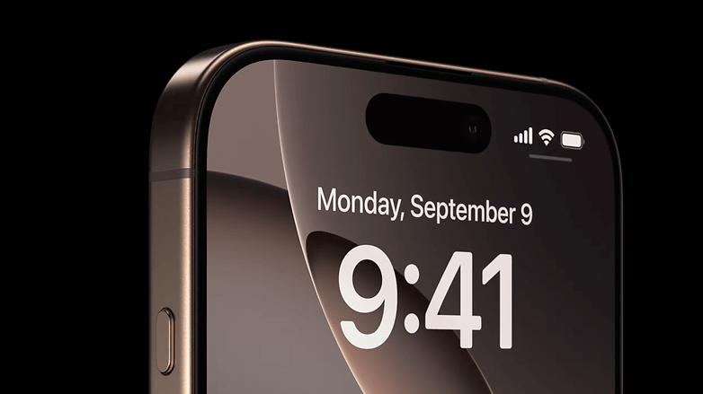 Apple iPhone 16 Pro zeigt die Uhrzeit 9:41 und das Datum Montag, 9. September auf dem Display.