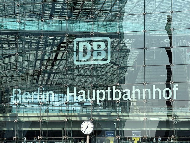 Edifício da estação Berlin Hauptbahnhof com fachada de vidro e relógio.