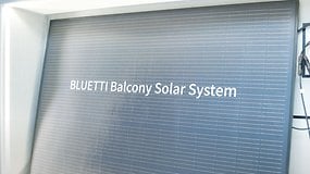 BLUETTI Balkon-Solar-System-Panel mit Solarzellen in Innenräumen gezeigt.