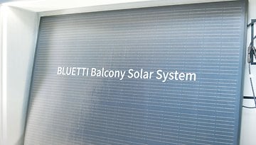 BLUETTI Balkon-Solar-System-Panel mit Solarzellen in Innenräumen gezeigt.