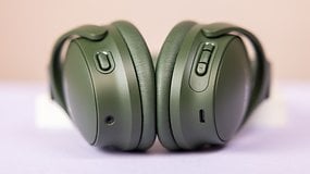 Bose Quiet Comfort Headphones von unten mit allen Buttons und Eingängen