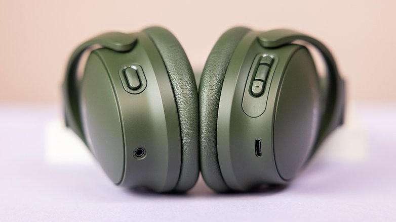 Le casque Bose QuietComfort Headphones posé à plat avec un aperçu des ports USB-C et jack en bas de ses oreillettes