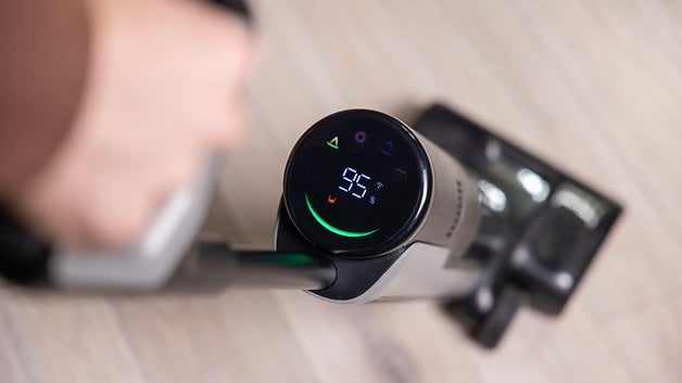 Nahaufnahme des Steuerpanels eines Dreame H15 Pro Staubsaugers mit angezeigtem Batteriestand von 95%.