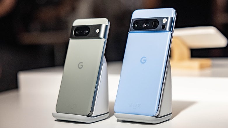 Google Pixel 8 (kiri), bersebelahan Google Pixel 8 Pro yang lebih besar (kanan)