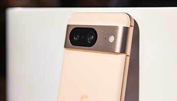 Die Rückseite des Google Pixel 8 mit Blick auf die Kameraleiste