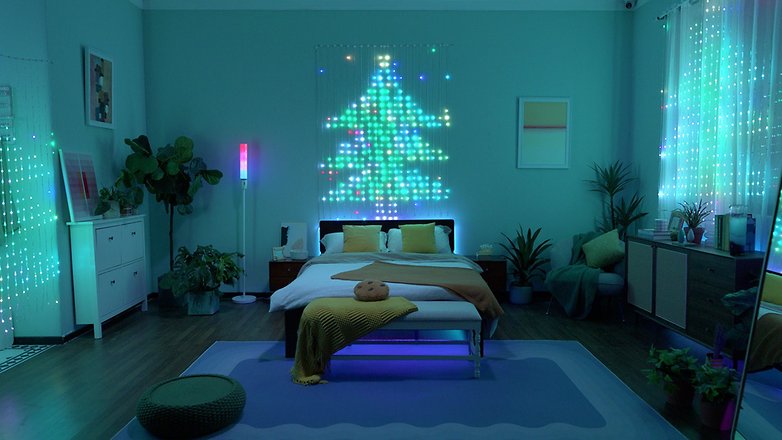 Govee Curtain Lights über Bett aufgehängt zeigen einen Weihnachtsbaum