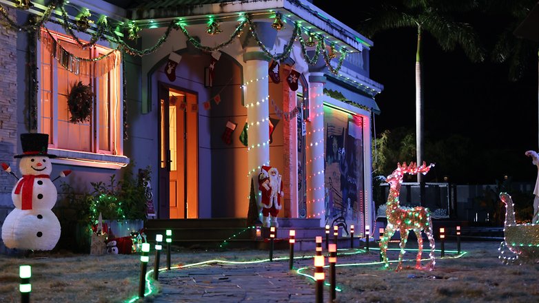 Haus bunt beleuchtet mit LED-Produkten von Govee