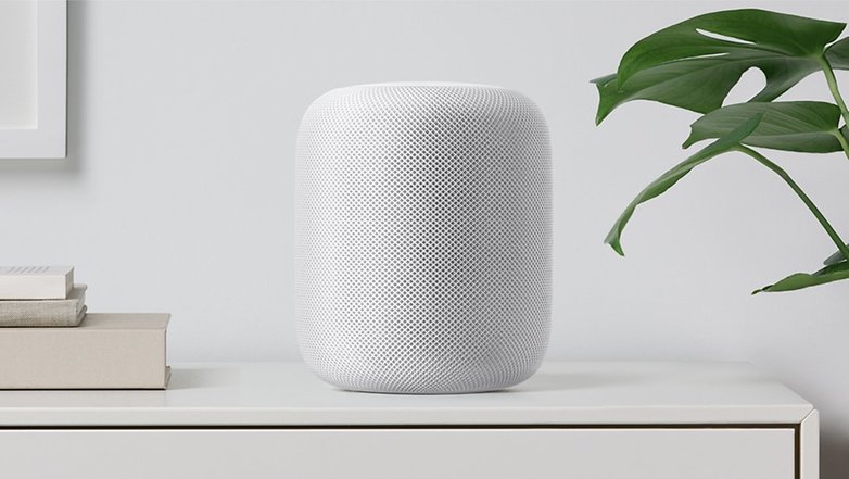 Apple HomePod di atas meja.