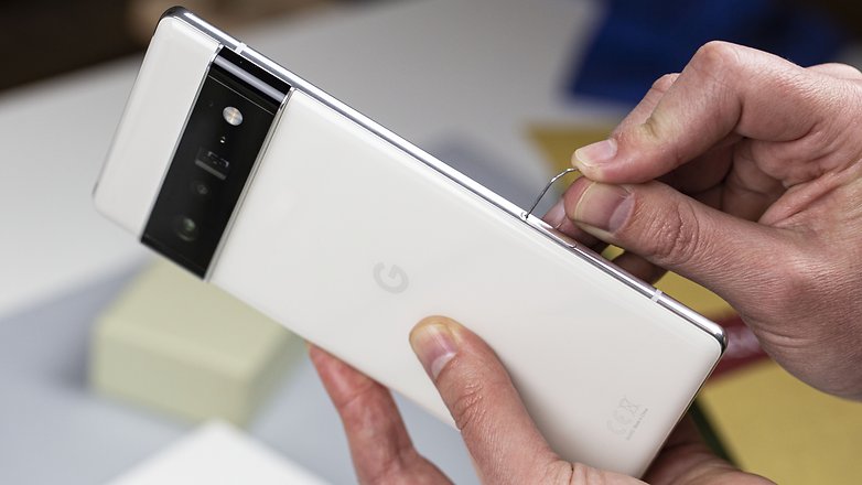 Google Pixel Phone mit seitlichem SIM-Slot.