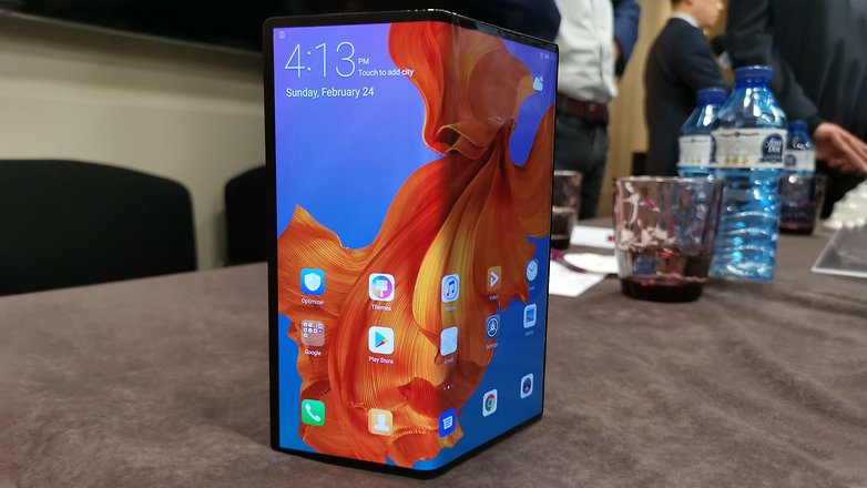 AndroidPIT huawei mate x standing