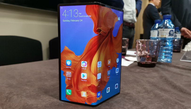 AndroidPIT huawei mate x standing