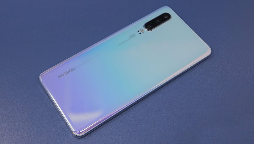 The regular Huawei P30 can also have wireless charging | NextPit