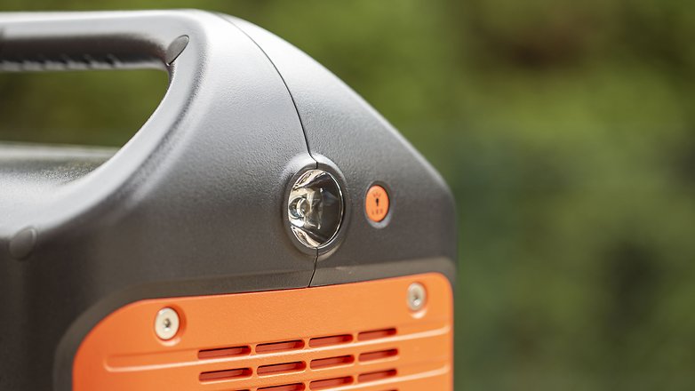 Test du Jackery Solar Generator 500: Un générateur solaire et portable pour  survivaliste connecté