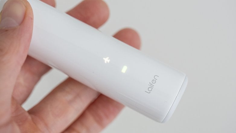 La brosse à dents connectée Laifen Wave vue de près avec un zoom sur son indicateur LED de batterie