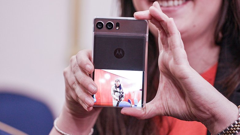 Telefon pintar Motorola dengan paparan boleh gulung