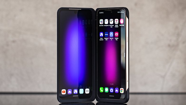 AndroidPIT lg v60 thinq second screen standing