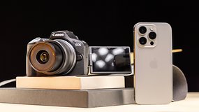 Canon EOS R50 neben iPhone 15 Pro auf dem Tisch