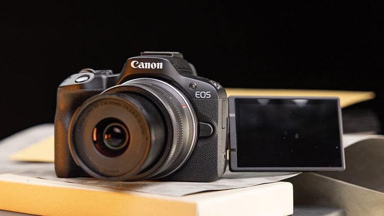 Le Canon EOS R50 vu de face avec son écran dépliable déployé