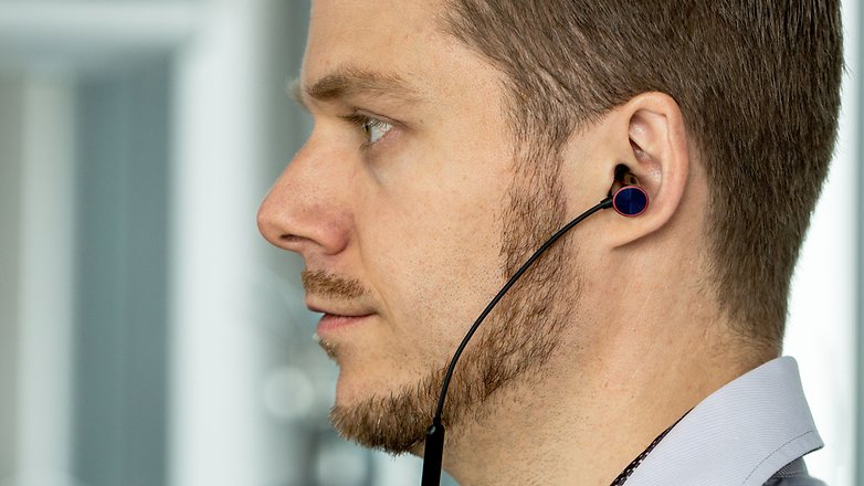 AndroidPIT OnePlus Bullets Wireless в ухото