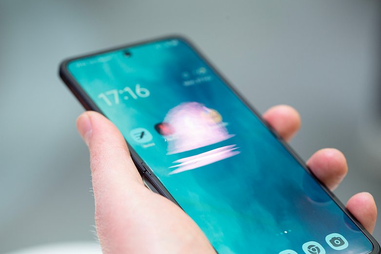 L'Oppo Find N2 tenu dans une main gauche avec zoom sur le pli au milieu de l'écran