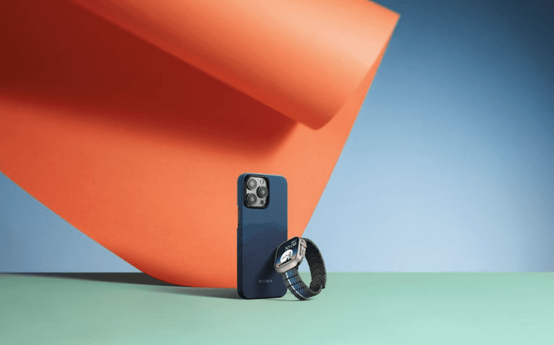 iPhone-Hülle und passendes Apple-Watch-Armband von Pitaka nebeneinander