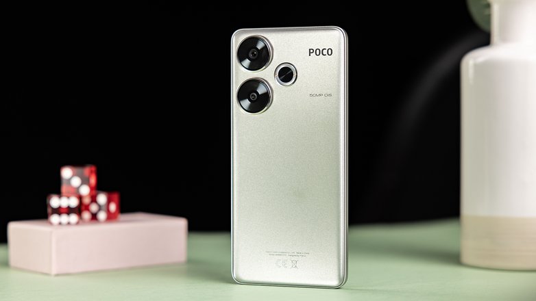 Poco F6 stehend von hinten