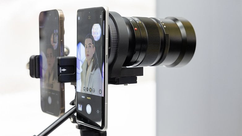 Telefon konsep dengan lensa Leica M, mempamerkan dua telefon pintar yang disambungkan untuk fotografi.