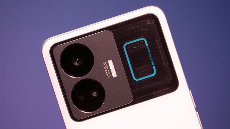 Le Realme GT 3 vu de dos avec un zoom sur la LED à droite de son module photo appelée Pulse Interface