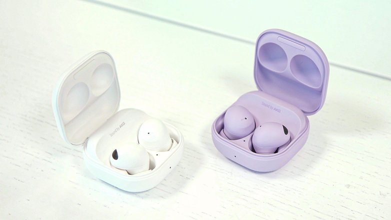 Samsung Galaxy Buds 2 Pro in Weiß und Violett.