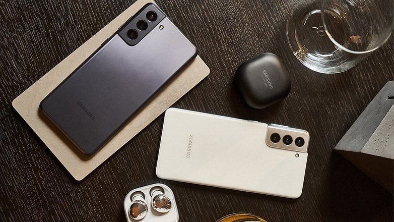 Galaxy Buds Pro Liegen Mit Geräten der Galaxy-S21-Serie AUF Dem Tisch