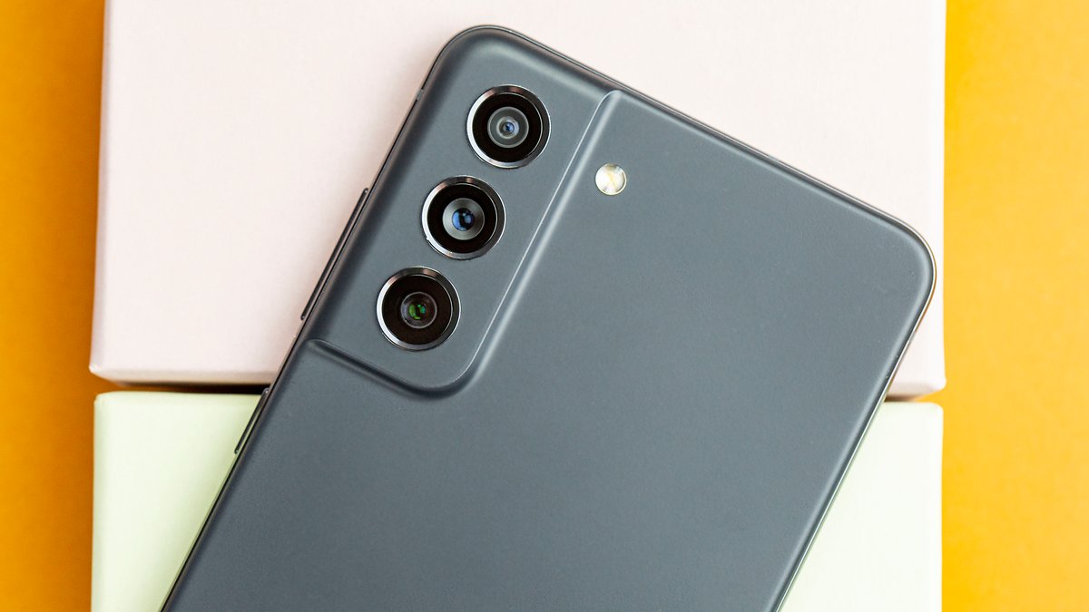 Close-up of a Samsung Galaxy S21 FE smartphone on pastel boxes.