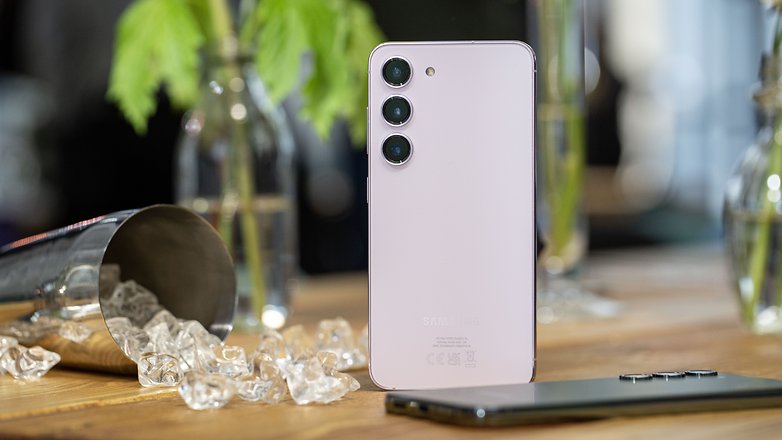 Samsung Galaxy S23 auf Tisch mit Eis