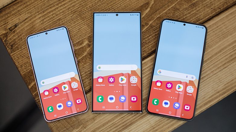 Galaxy S23, S23+ und S23 Ultra liegen nebeneinander auf dem Tisch
