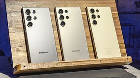 Trois Samsung Galaxy S24 Ultra alignés sur un pupitre en bois et vus de dos