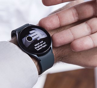 Galaxy Watch 4 jetzt updaten: Assistant-Support kommt endlich