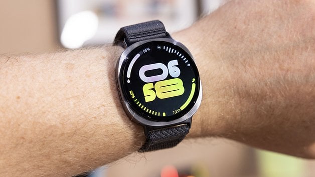 Eine Samsung Galaxy Watch 8 zeigt die Uhrzeit 06:58 mit einem schwarzen Armband.