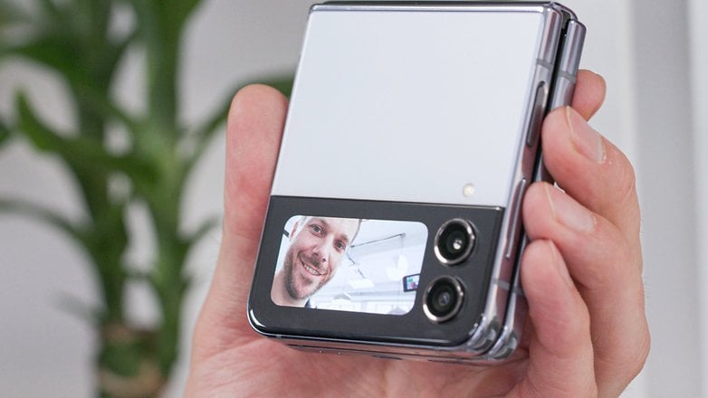 Galaxy Z Flip 4 Selfie mode