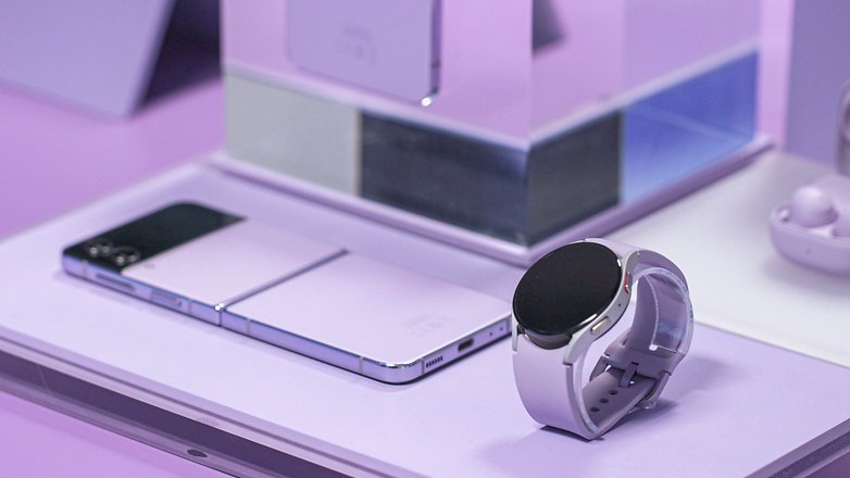 Neue Samsung-Produkte vom Unpacked 2022 in Violett