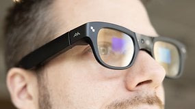 Nahaufnahme einer Person, die TCL RayNeo X3 Pro Smart Glasses trägt.