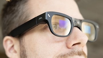 Gros plan d'une personne portant des lunettes intelligentes TCL RayNeo X3 Pro.